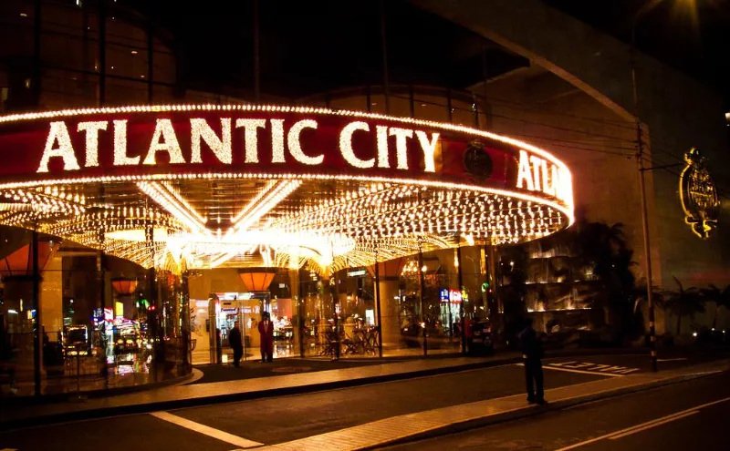 Marquesina nocturna del casino Atlantic City con miles de bombillas encendidas sobre la entrada