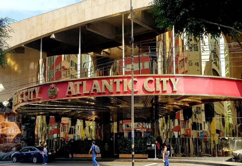 Fachada de día del casino Atlantic City en Miraflores con su marquesina roja y dorada