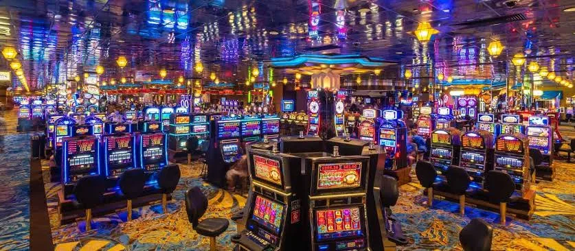Vista panorámica del salón de tragamonedas del casino Atlantic City con techos reflejantes